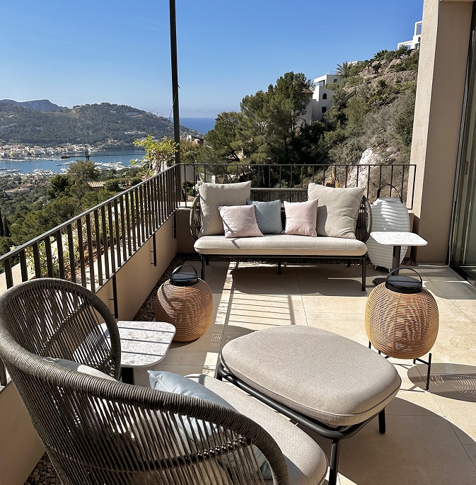 Foto einer schön eingerichhteten Terasse einer Ferienimmobilie auf Malloraca mit Blick aufs Meer.
